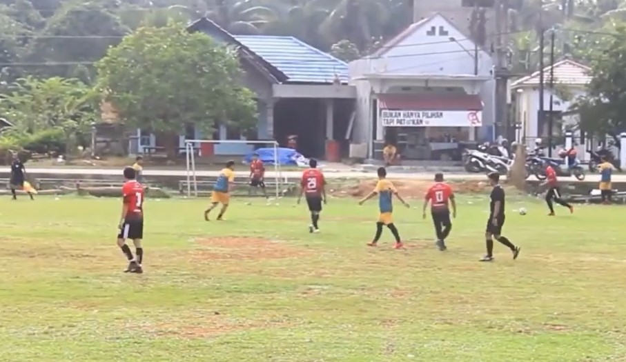Jurnalis Kukar FC mengejar bola setelah mengejar berita