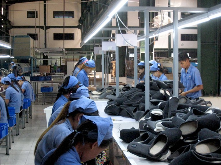 Zara hingga H&M didesak untuk 'keluar secara bertanggung jawab' dari Myanmar