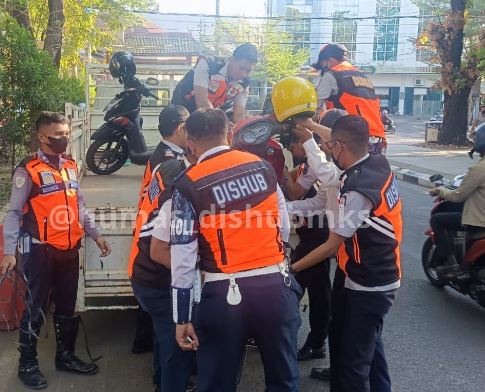 Dishub Makassar angkut kendaraan terparkir liar di sekitar balai kota