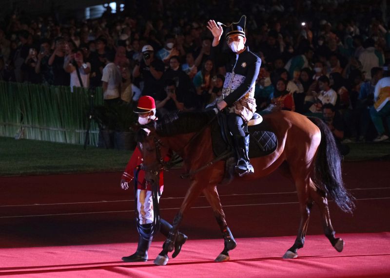 Menunggang kuda, Gibran buka Opening Ceremony ASEAN Paragames 2022