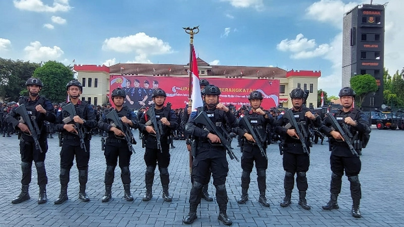Puluhan Brimob bersenjata lengkap diterjunkan ke Mabes Polri