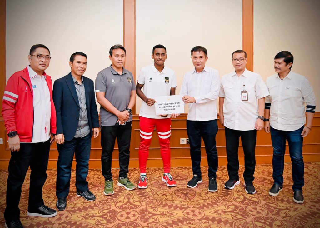 Jokowi beri bonus Rp1 miliar ke timnas sepak bola U-16