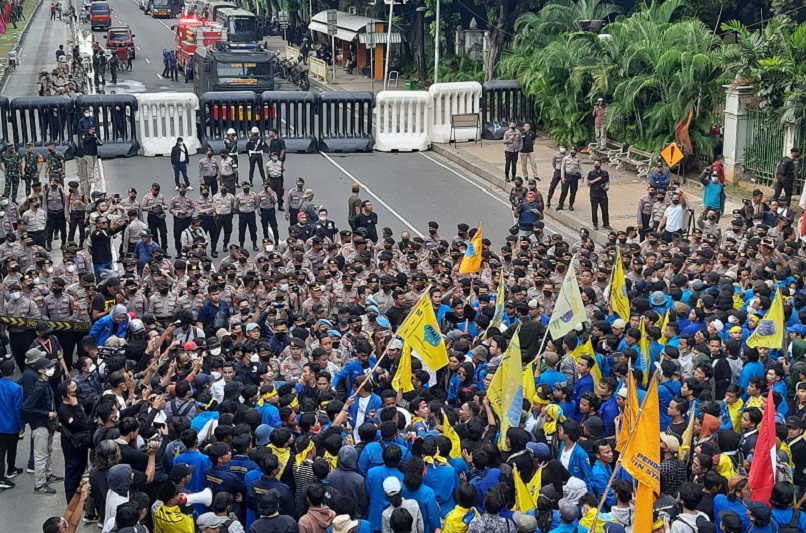 Massa PMII robohkan kawat berduri di Jalan Medan Merdeka Selatan 