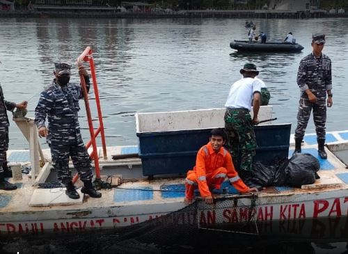 Jaga kebersihan acara F8, Pemkot Makassar gandeng TNI bersihkan sampah di Losari