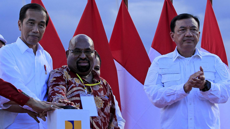 Jokowi minta Lukas Enembe kooperatif