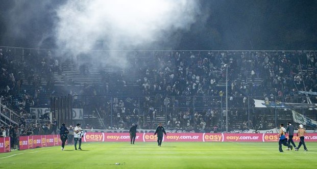 Korban jiwa lagi, suporter di stadion sepak bola Argentina  ditembak gas air mata