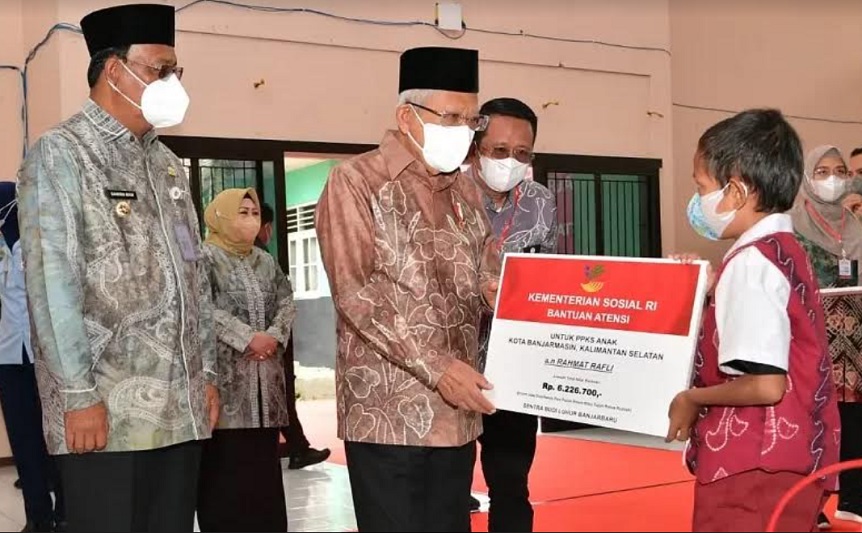 Antisipasi situasi global, Ma'ruf Amin serahkan bansos ke masyarakat Banjarbaru