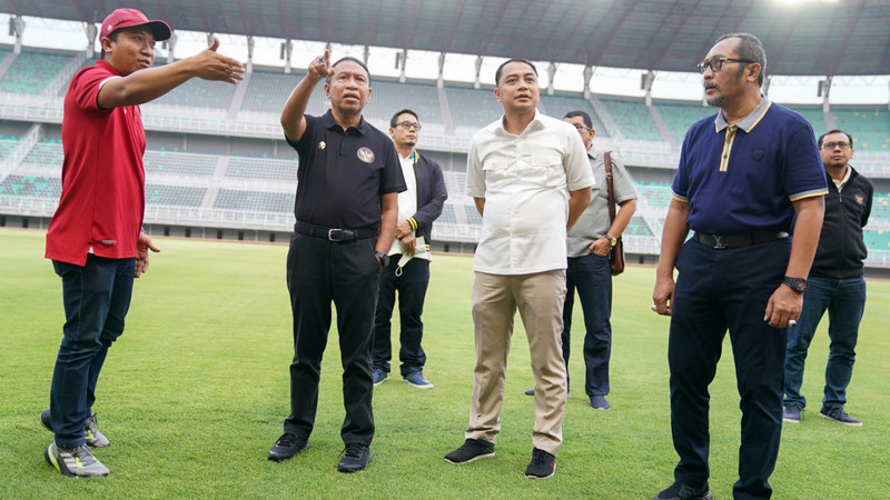 Pemkot Surabaya diminta ganti rumput Stadion Gelora Bung Tomo