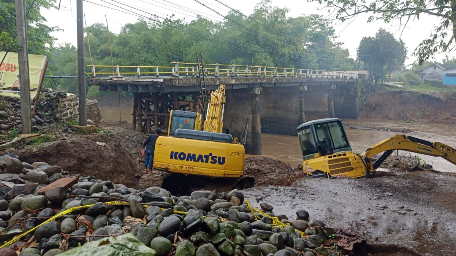 Siapkan alat berat, Pemprov Jateng antisipasi kerusakan jalan akibat longsor dan banjir
