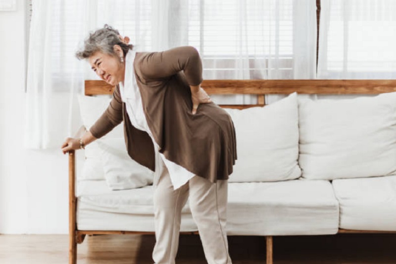 Postur badan bungkuk pada lansia tidak wajar, berisiko mengalami osteoporosis 