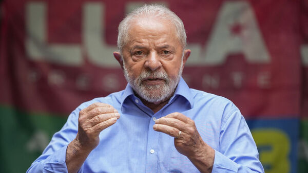 Lula da Silva mengalahkan Jair Bolsonaro dalam pemilihan presiden Brasil
