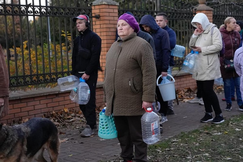 Serangan rudal Rusia menyebabkan warga Ukraina mengantre untuk mendapatkan air