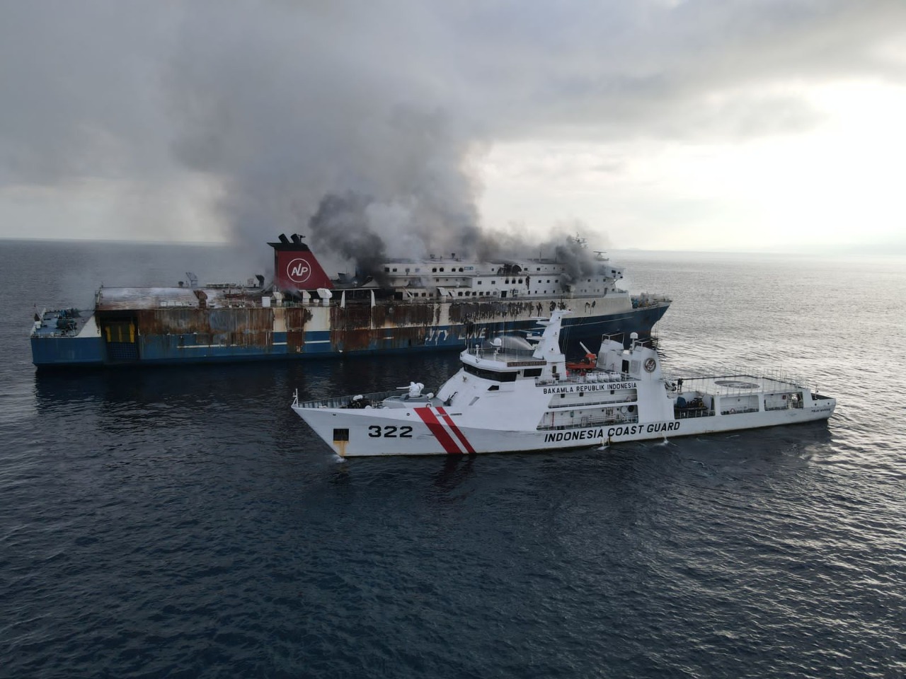 Bakamla evakuasi kapal terbakar di Selat Bali
