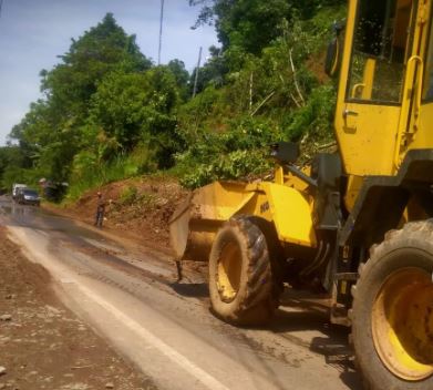 Bupati Gowa kerahkan BPBD bersihkan longsor yang memutus jalur Malino 