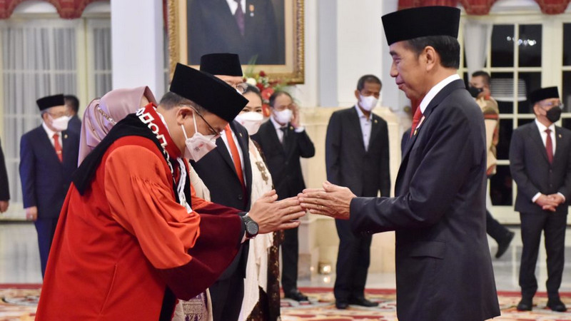 Lantik Guntur Hamzah, konflik kepentingan Jokowi dan MK kian terlihat 