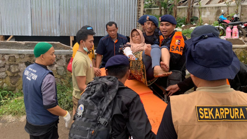 Brimob evakuasi korban gempa Cianjur yang sempat terisolasi