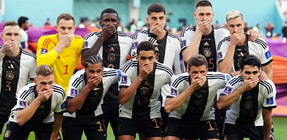 Jerman tidak akan kena sanksi dari FIFA karena  pose tutup mulut?