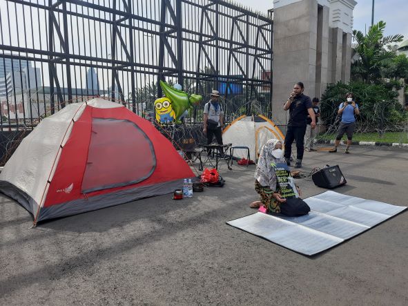 Demo RKUHP, massa dirikan tenda di depan Gedung DPR