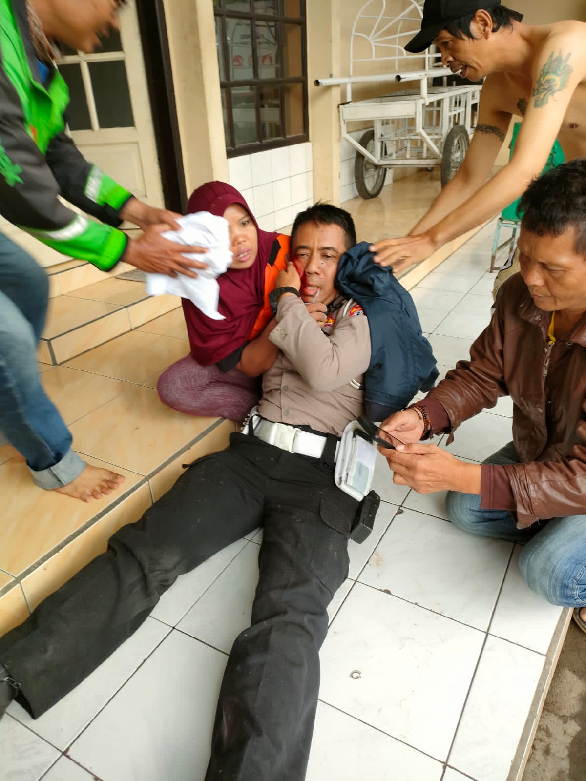 Satu anggota polisi meninggal akibat bom bunuh diri di Bandung
