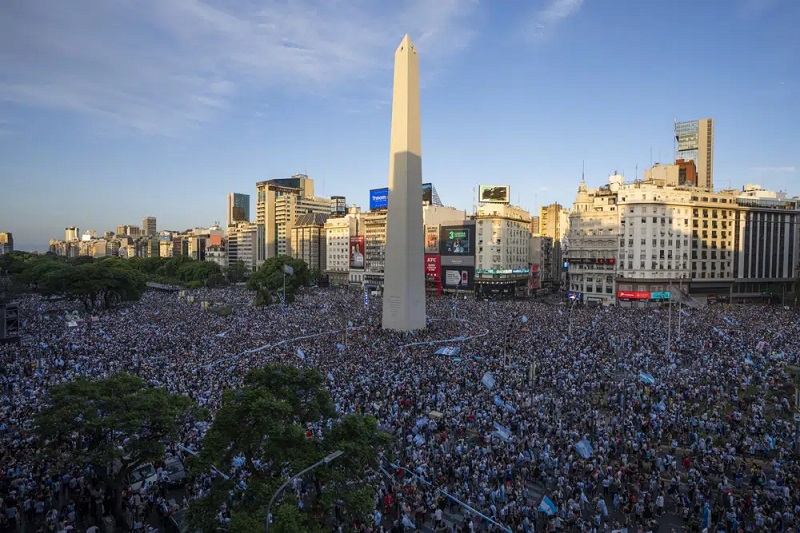 Timnasnya lolos ke final Piala Dunia, warga Argentina pesta di jalanan