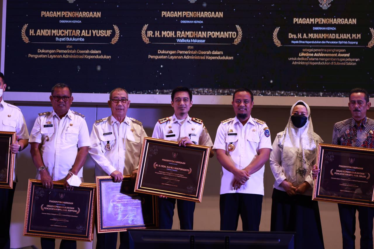 Disdukcapil Makassar raih penghargaan pelayanan administrasi kependudukan