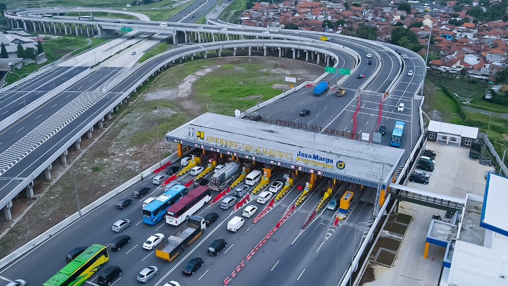 Volume kendaraan di gerbang tol menuju Bandara Soekarno-Hatta naik