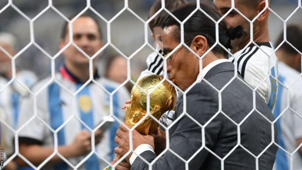 FIFA selidiki Koki Salt Bae yang pegang trofi piala dunia
