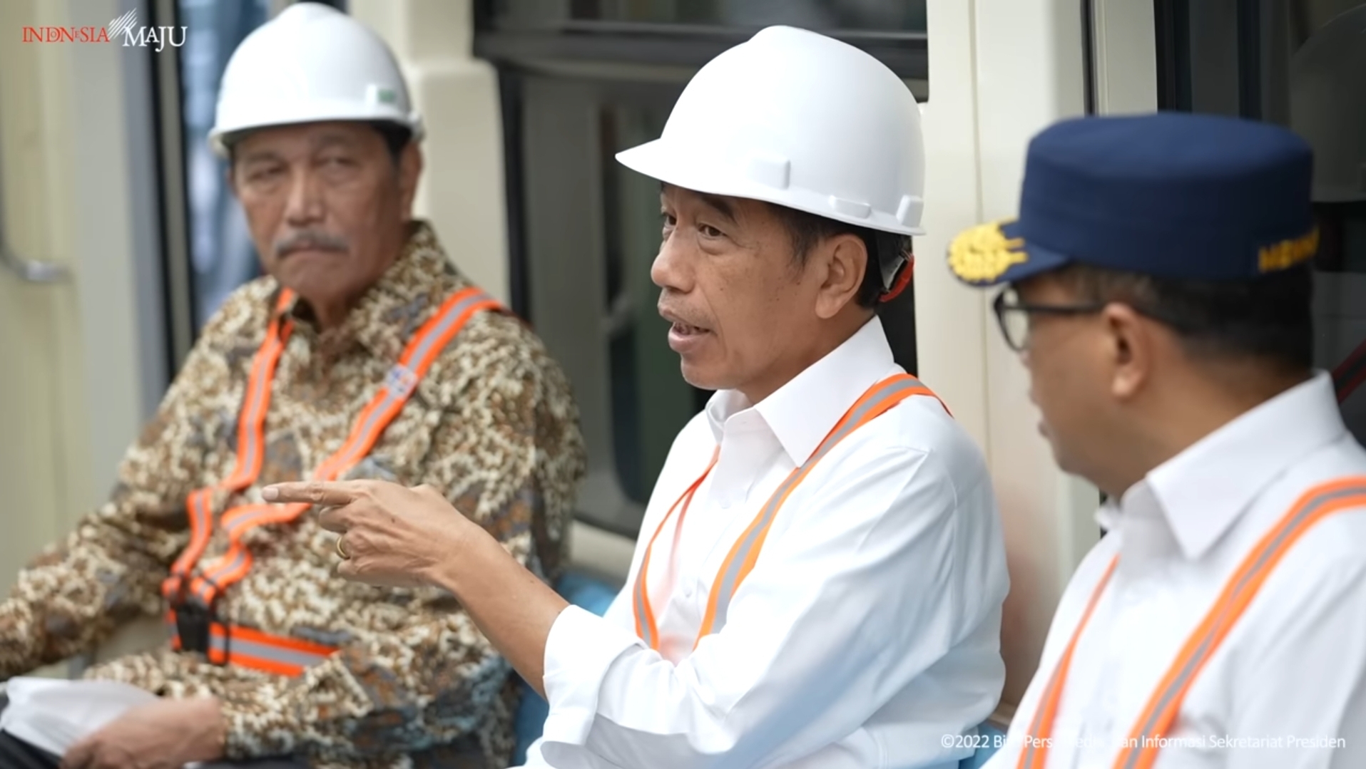 Jajal LRT Jabodebek, Jokowi targetkan beroperasi pertengahan 2023