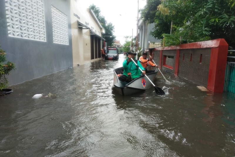 Bantuan LPG dan sembako didistribusikan ke korban banjir di Semarang