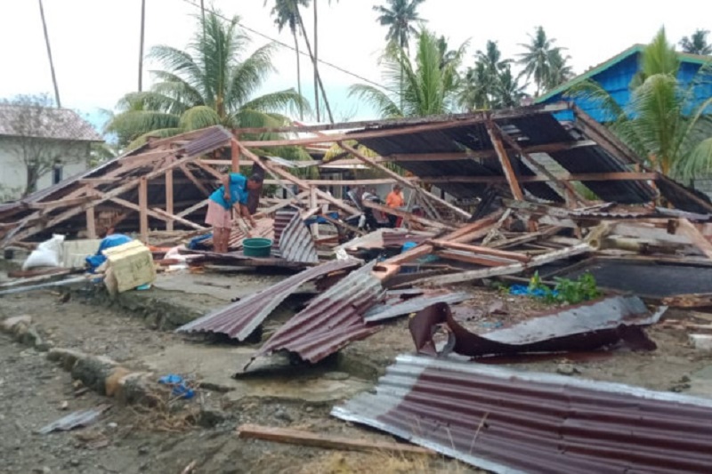 Angin kencang terjang Mamuju, 23 rumah warga rusak