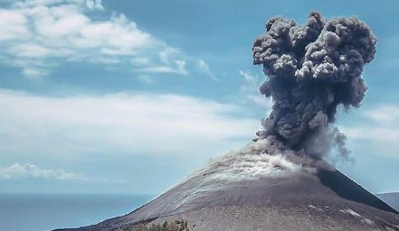 Gunung Anak Krakatau 4 kali erupsi sejak awal 2023