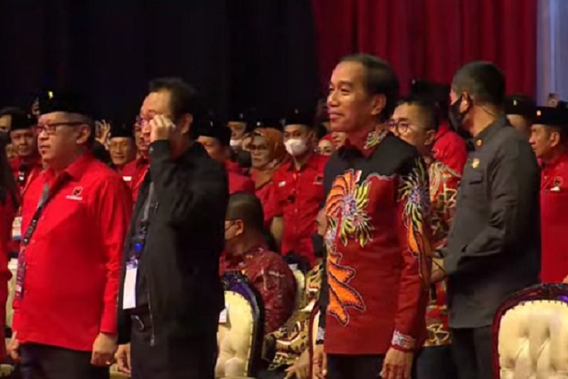 Momen Presiden Jokowi berdiri disuruh Megawati salam Pancasila
