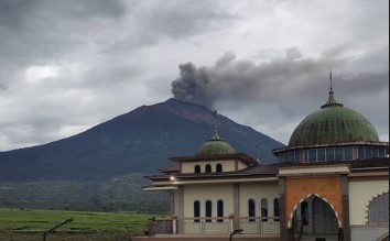 Meletus, Gunung Kerinci lontarkan abu vulkanik setinggi 900 meter