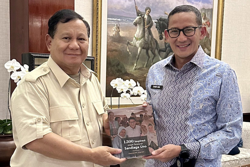 Sandi serahkan buku pengalaman Pilpres 2019 kepada Prabowo