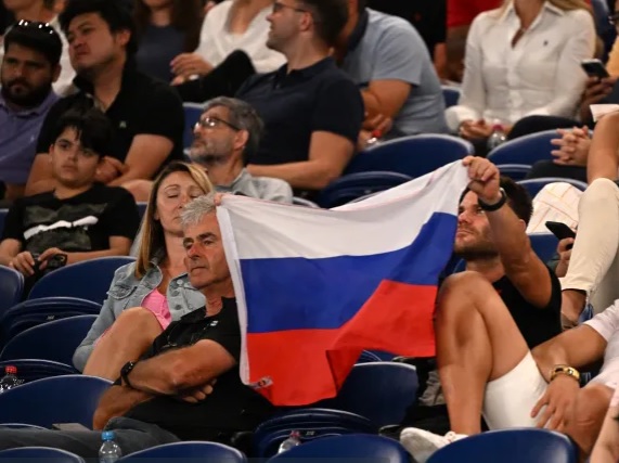 Suporter Ukraina panggil polisi sita bendera Rusia di  tribun penonton Austalia Open