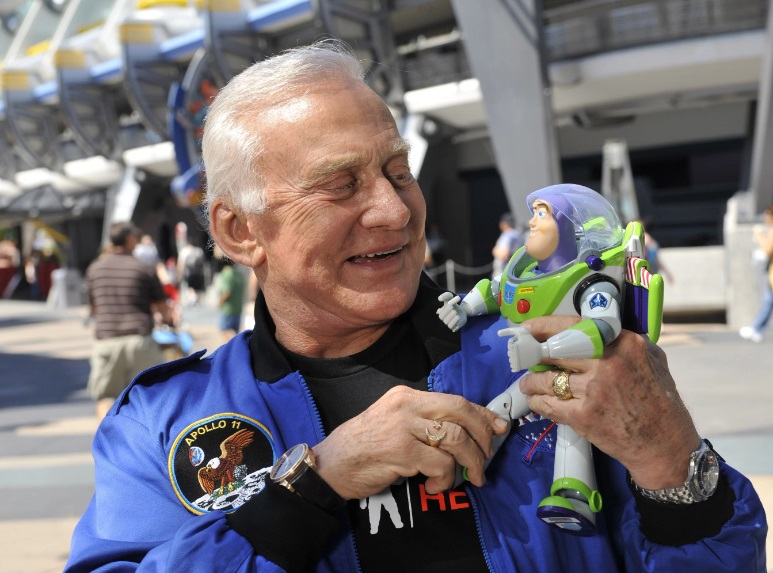 Buzz Aldrin, manusia kedua di Bulan, menikah di hari ulang tahunnya yang ke-93