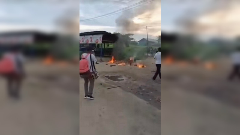 Massa bakar seorang perempuan karena diduga menculik anak di Sorong