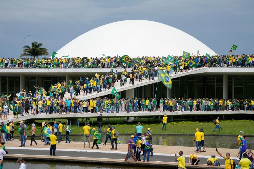 Polisi menggerebek rumah keponakan mantan Presiden Brasil Bolsonaro