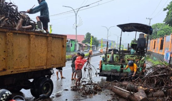 Pemkot Parepare bersihkan sampah pascabanjir