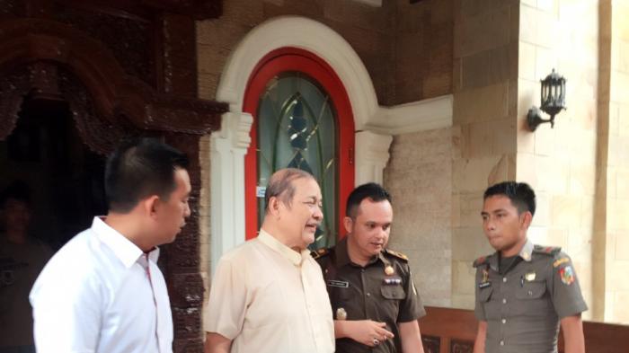 Mantan Bupati Indragiri Hulu Raja Thamsir Rachman dituntut 10 tahun penjara