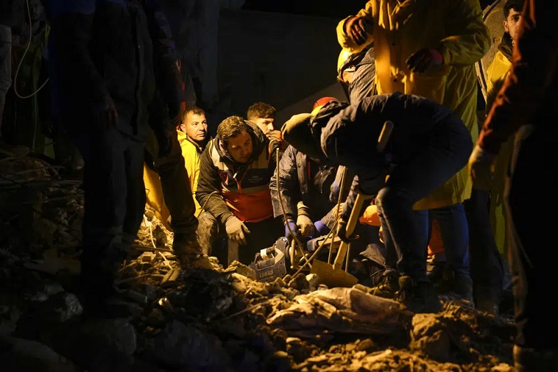 Jumlah korban tewas gempa Turki dan Suriah telah mencapai 3.400 orang
