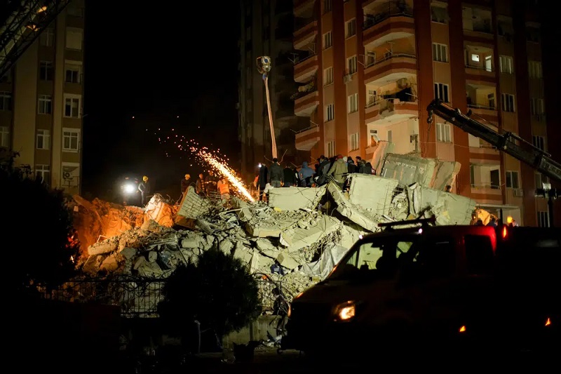 Hari ketiga gempa Turki dan Suriah, tim penyelamat berpacu dengan waktu