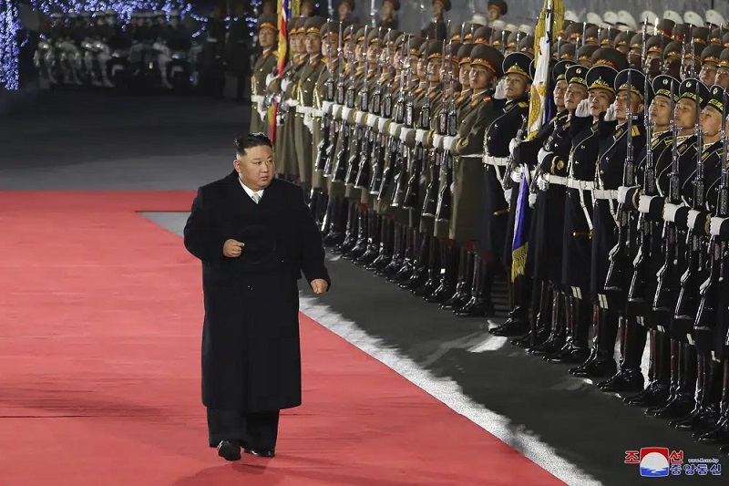 Kim Jong Un pimpin parade militer besar