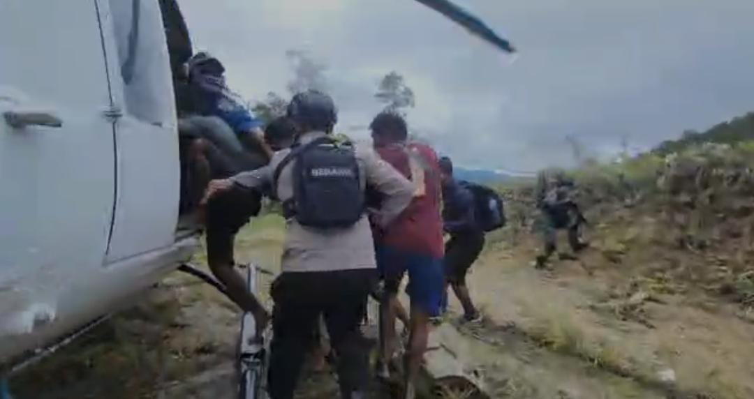 TNI-Polri evakuasi penumpang pesawat Susi Air dengan helikopter