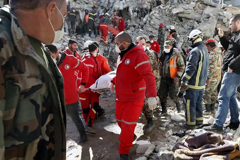 Tim penyelamat terus berupaya temukan korban selamat dari 'bencana abad ini'