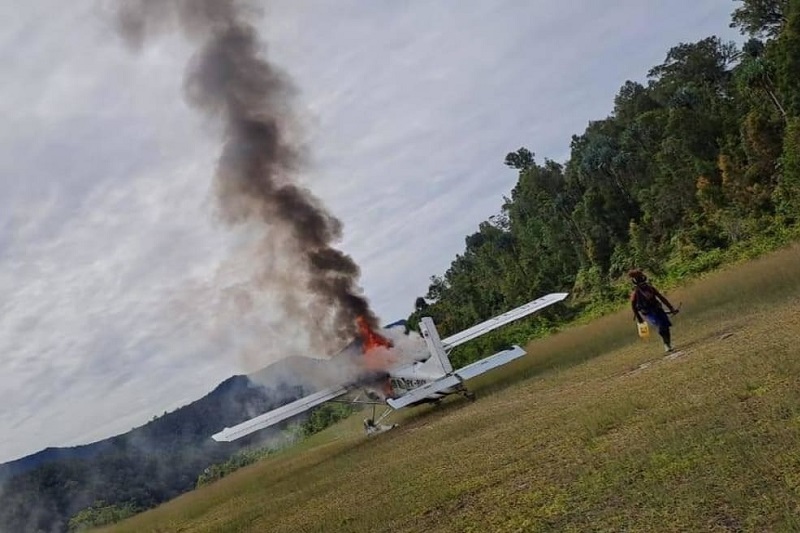 Pemberontak Papua menunjukkan kondisi pilot Susi Air sehat