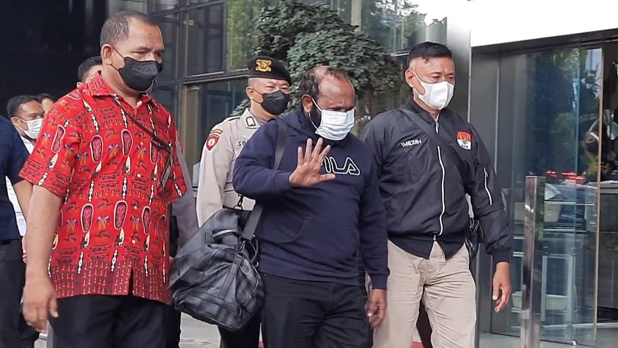 Bupati nonaktif Mamberamo Tengah Ricky Ham Pagawak tiba di KPK