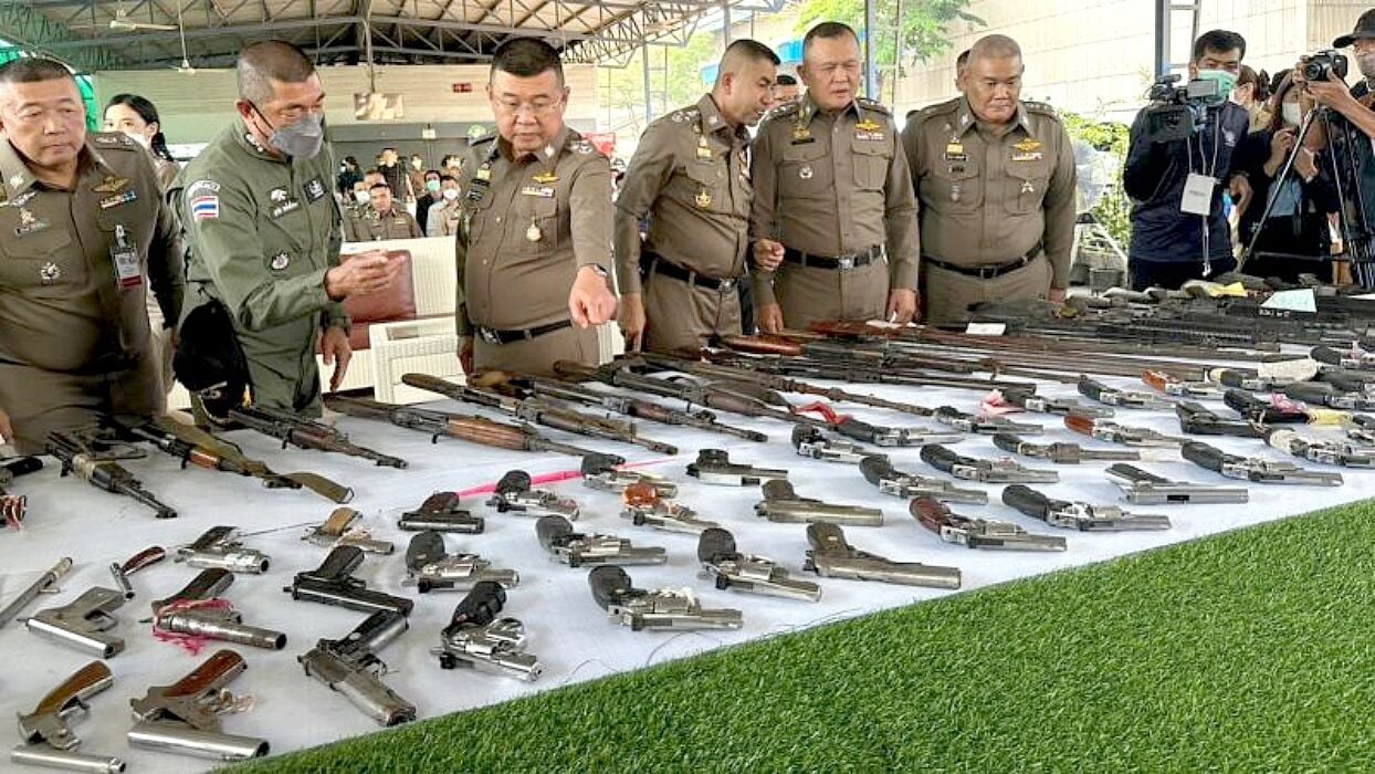 Penjualan online marak, polisi di Rayong musnahkan ribuan pucuk senjata