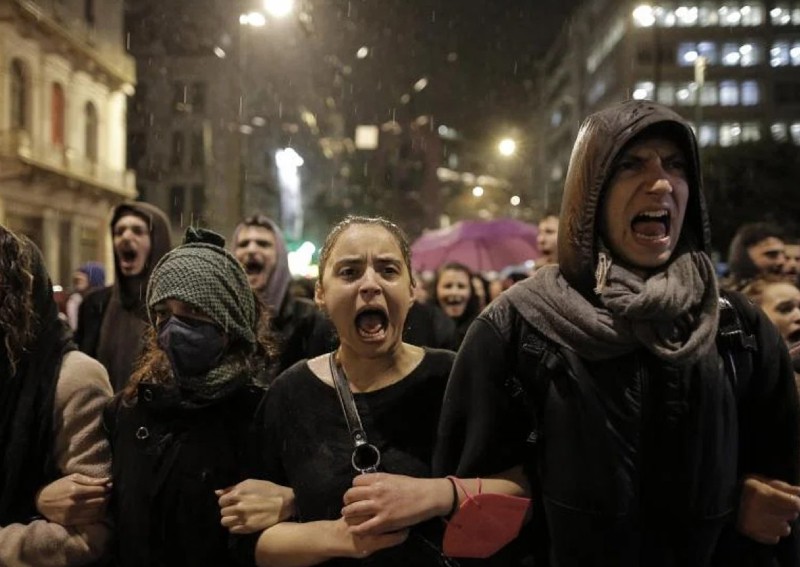 Kesedihan keluarga korban tabrakan maut kereta di Yunani berubah kemarahan