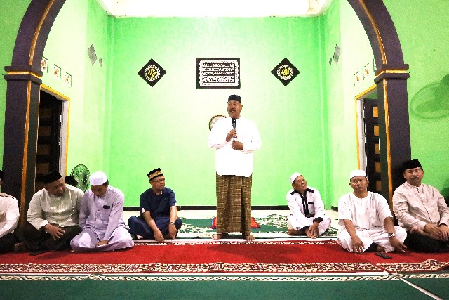 Tingkatkan fasilitas ibadah, Bupati Kukar serahkan bantuan rehabilitasi masjid di Bukit Biru
